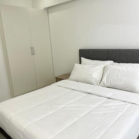 Burgundy Guest Suite Manila Bagian luar foto