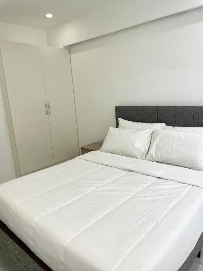 Burgundy Guest Suite Manila Bagian luar foto