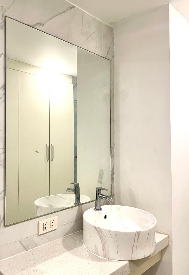 Burgundy Guest Suite Manila Bagian luar foto
